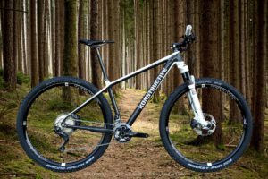 Konstructive_SMARAGD_Pure_Carbon_Pearl_White_Forest_Ride_ Konstructive_SMARAGD_Pure_Carbon_Pearl_White_Forest_Ride_