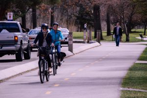action-adults-bicycles-977962 Radfahren im Straßenverkehr
